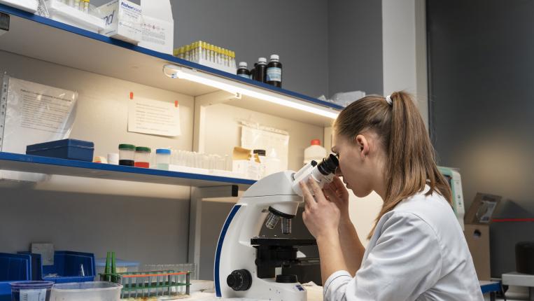 APPLIED RESEARCH ASSISTANT 